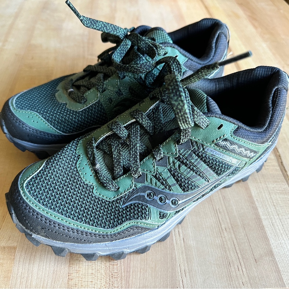 Saucony sneakers worn once. Mens size 8